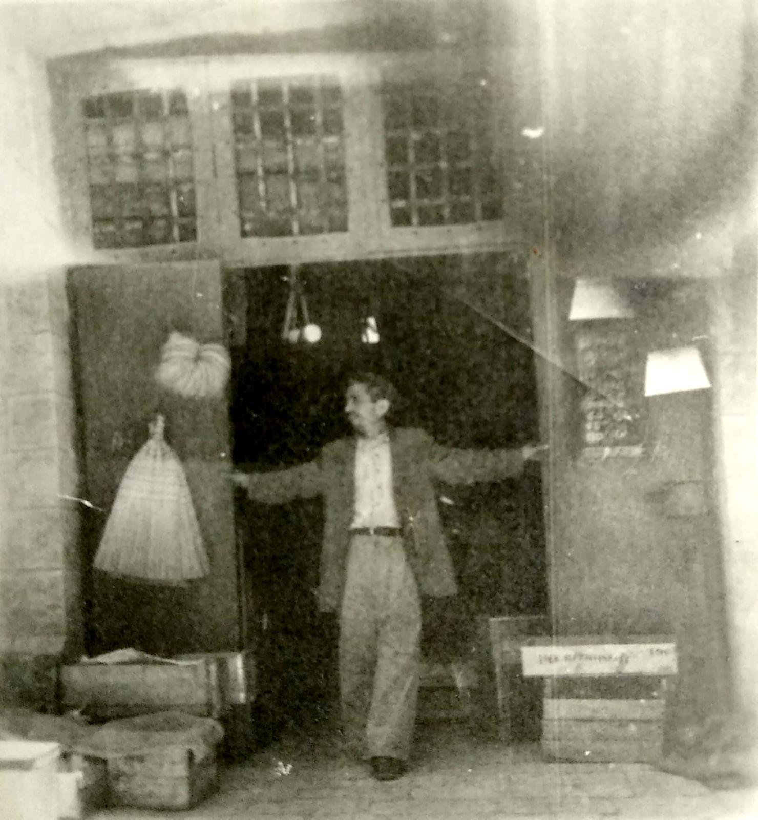 סבא של רעות במכולת בקטמון